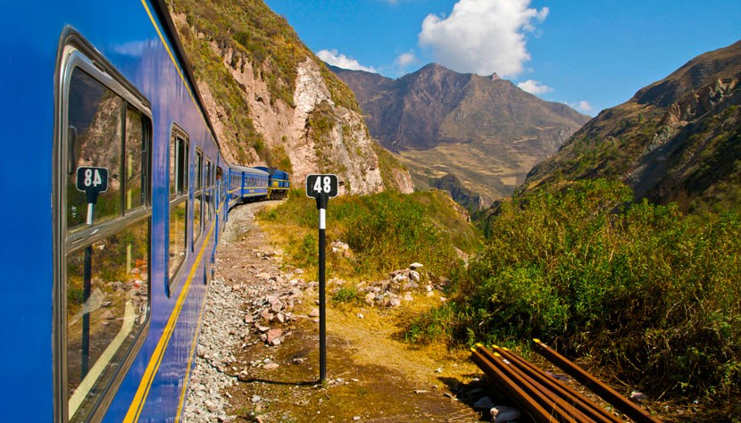 Trem leva turistas até Machu Picchu