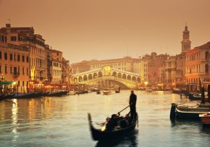 Passeio de gôndola em Veneza