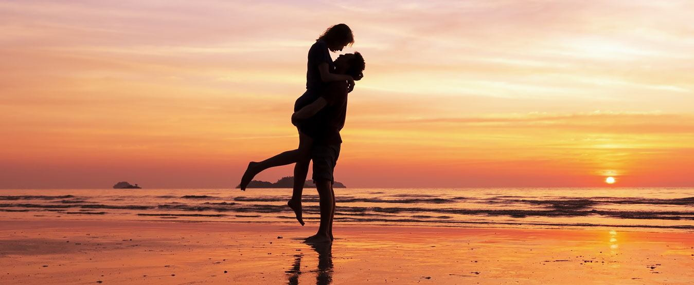 Casal em viagem de lua de mel