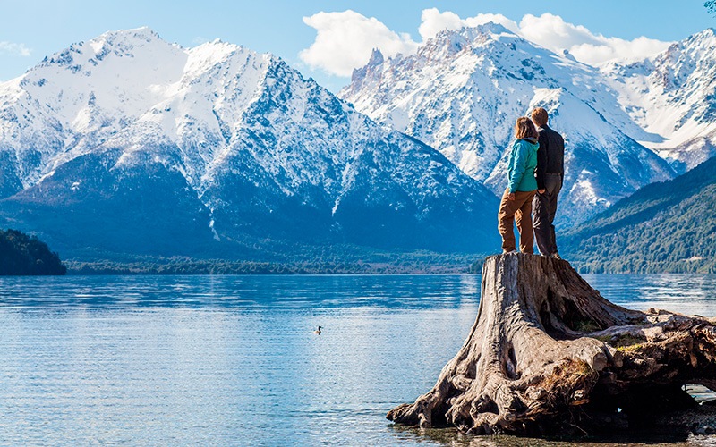 Bariloche, casal à beira do lago