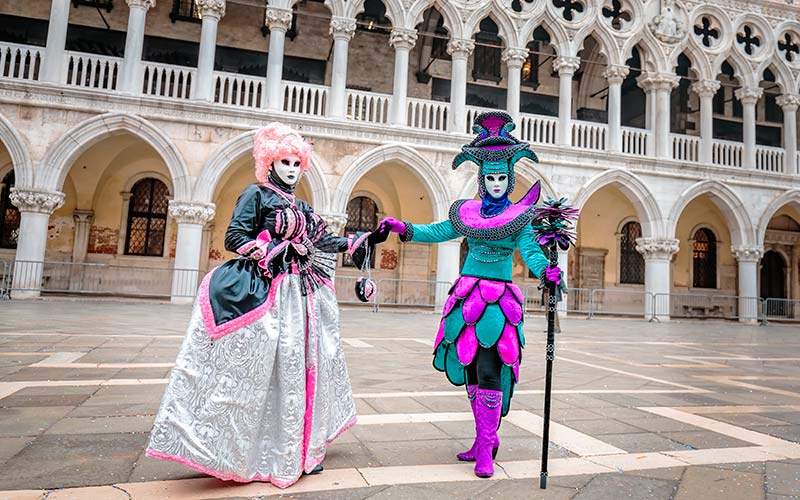 veneza-carnaval-casal-folioes-376212190