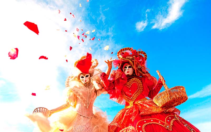 veneza-carnaval-mulheres-fantasiadas-ceu-azul-635643737