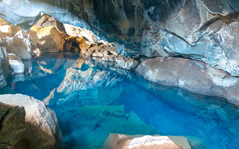 islandia-caverna-de-lava-grjotagja-675877456