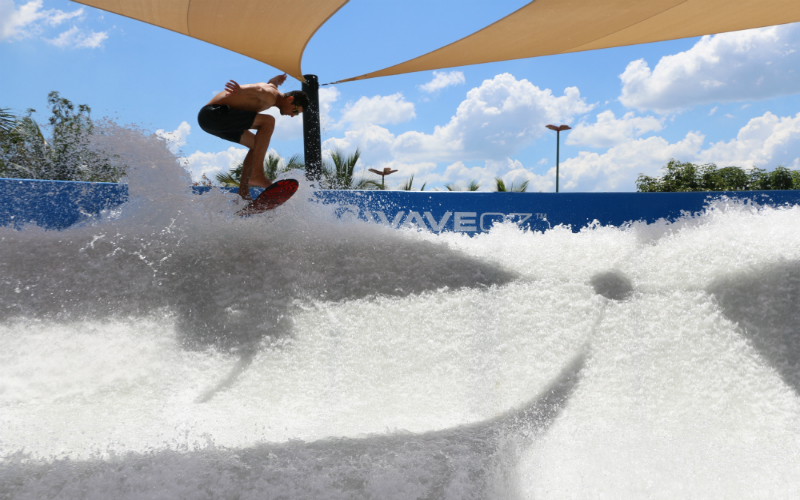 olimpia-pessoa-surfando-thermas-dos-laranjais-sp-brasil