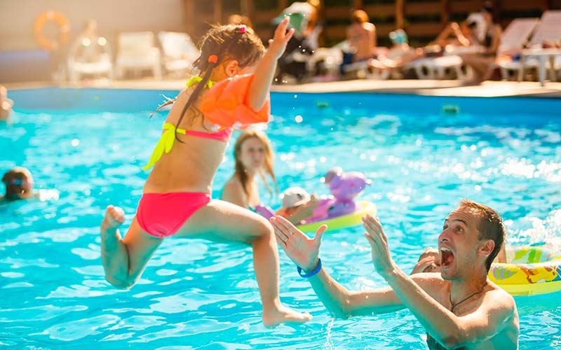 Família na piscina