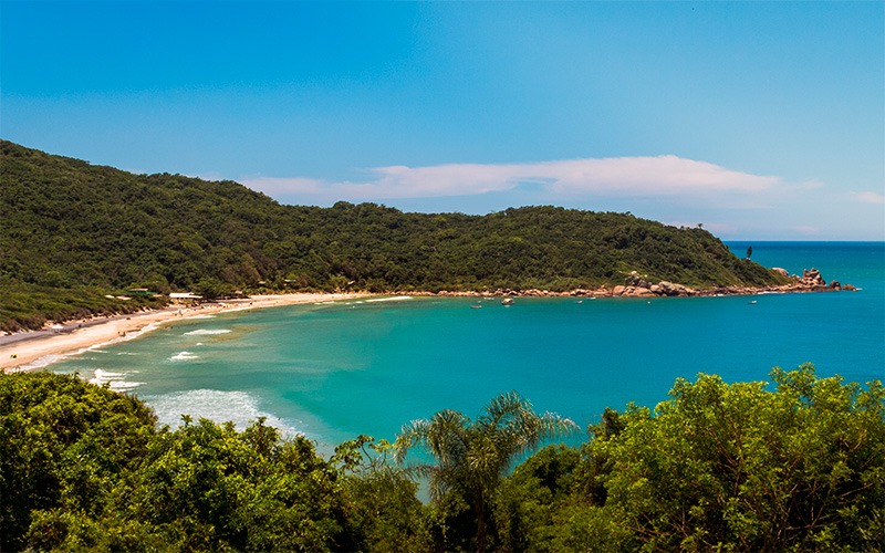 1 - Serra Gaúcha Formada por várias cidades do Rio Grande do Sul, a Serra Gaúcha é perfeita para uma viagem romântica de lua de mel: arquitetura de vilas europeias, chocolaterias artesanais, hotéis e pousadas charmosas, com quartos equipados com lareiras, jantares regados com vinhos... A região possui dois núcleos turísticos principais: a Região das Hortênsias – onde estão Gramado, Canela e Nova Petrópolis, e o Vale dos Vinhedos, que concentra cidades como Bento Gonçalves, Garibaldi e Carlos Barbosa.