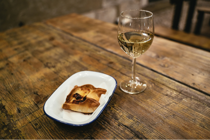 Vinho da região e Pastel de Belem