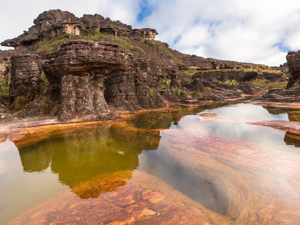 O clima no Monte Roraima pode surpreender você, então esteja preparado com algumas roupas diferentes na mala.