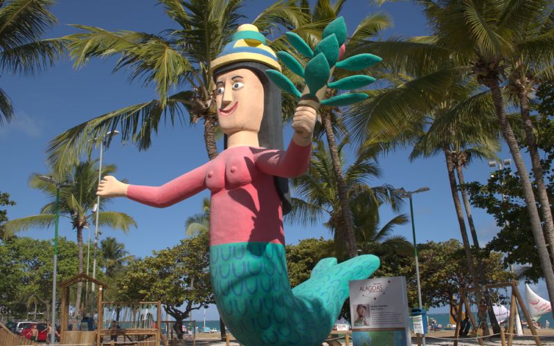 Sereia esculpida em madeira por Mestre Zezinho na Praia de Pajuçara, em Maceió