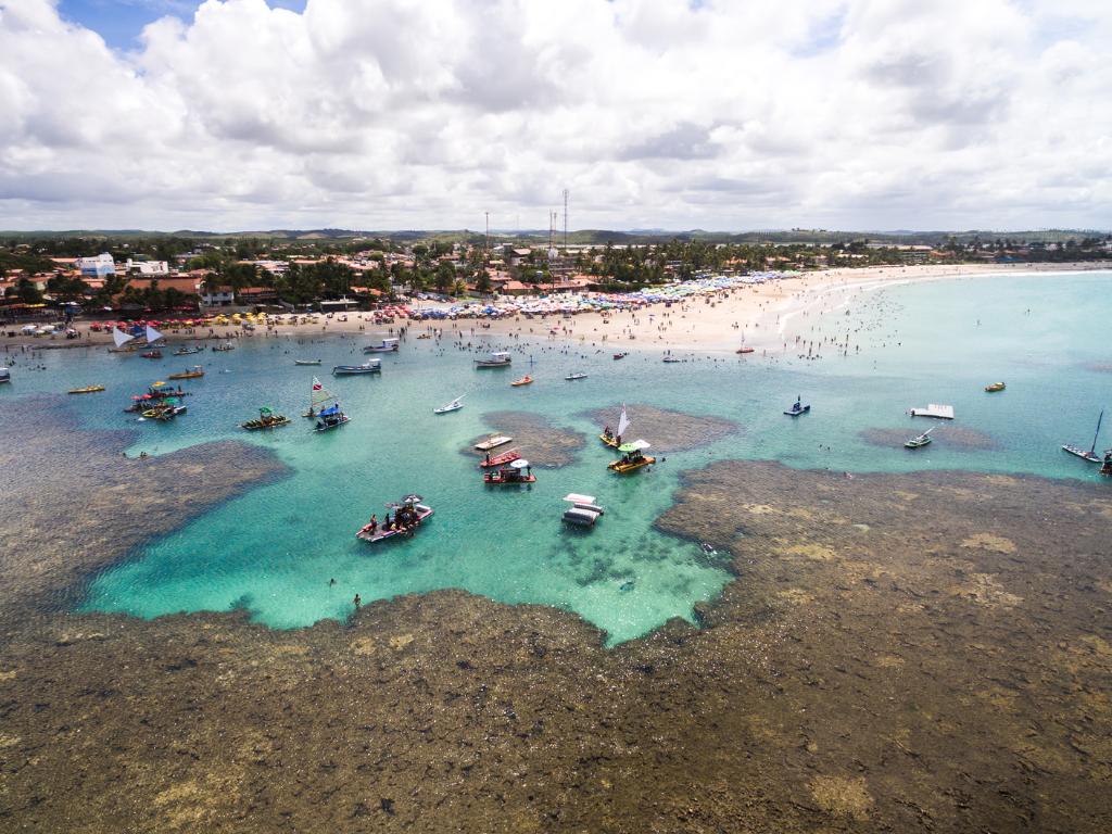 A hora em que o tempo para e a gente só agradece. A moldura perfeita para o pôr do sol em Porto de Galinhas.