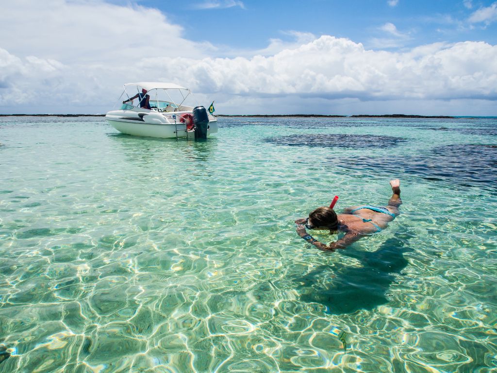 O paraíso de águas cristalinas espera por você para aproveitar dias ensolarados no Caribe brasileiro!
