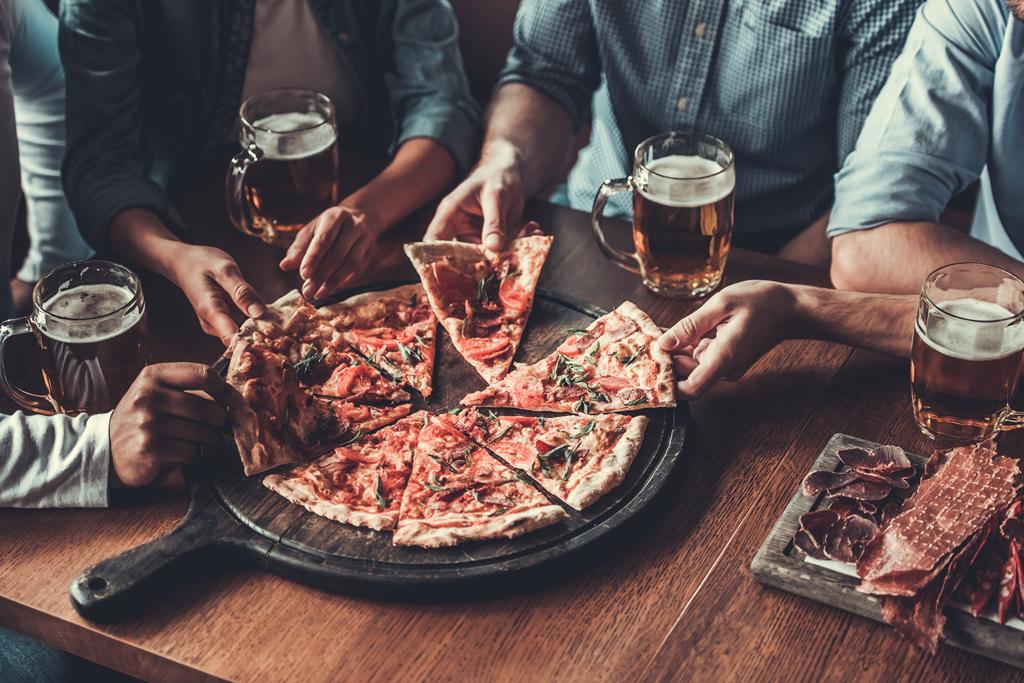Não só com bebidas, mas também os bares de Belo Horizonte contam com gastronomia completa para você!