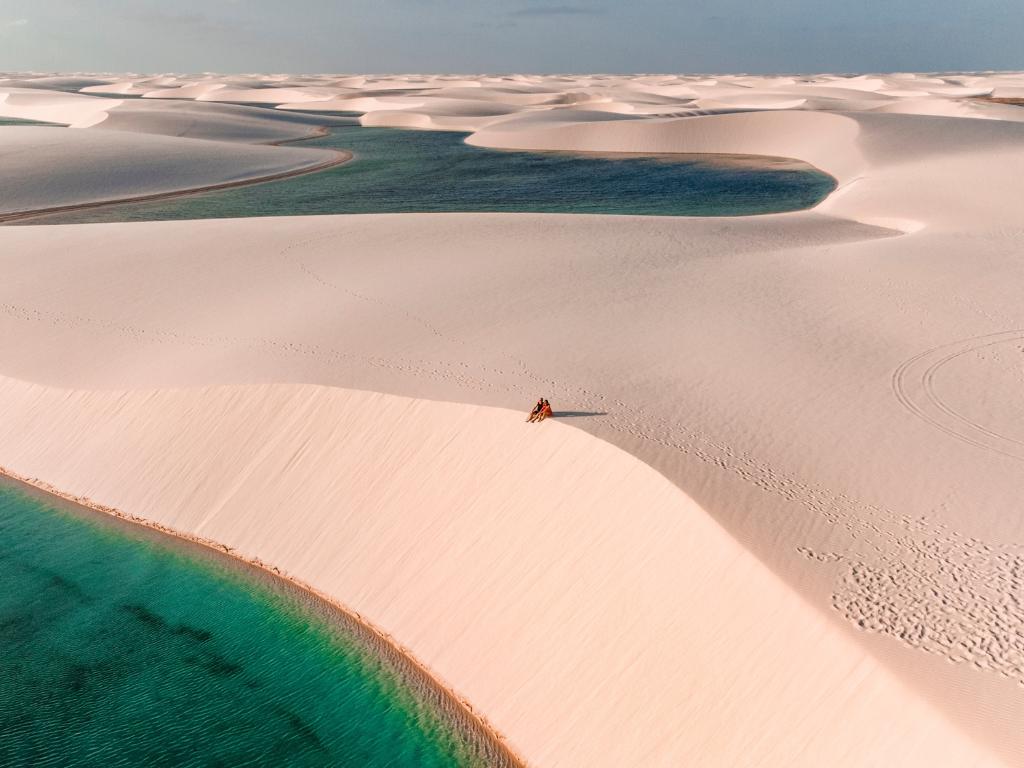 Os Lençóis Maranhenses são um paraíso a parte entre os melhores lugares para viajar no Nordeste.