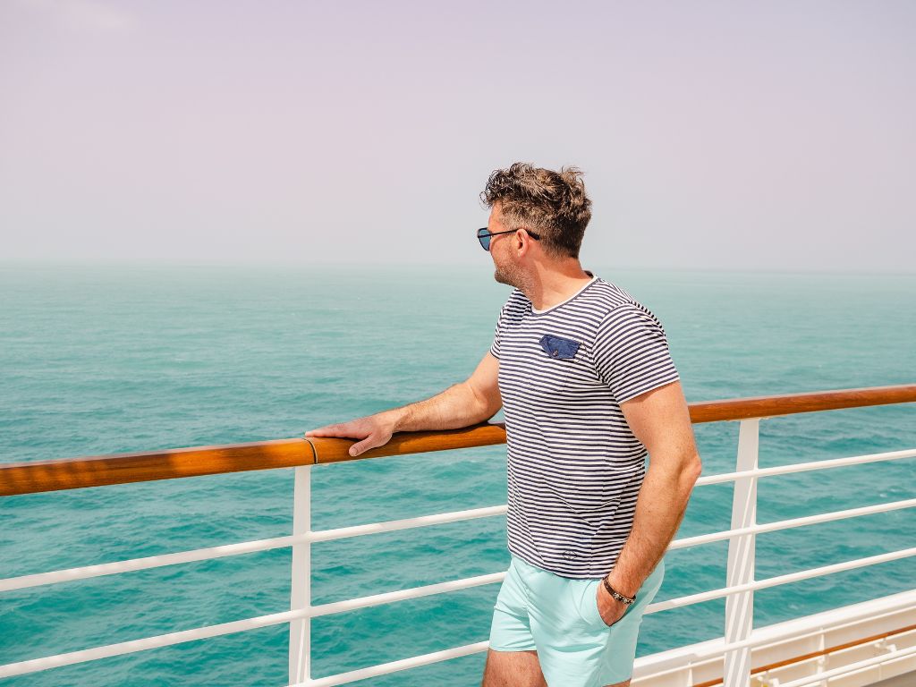 Momentos de reflexão e estilo enquanto atravessamos o oceano. A elegância faz parte de cada detalhe em uma viagem de cruzeiro para Europa.