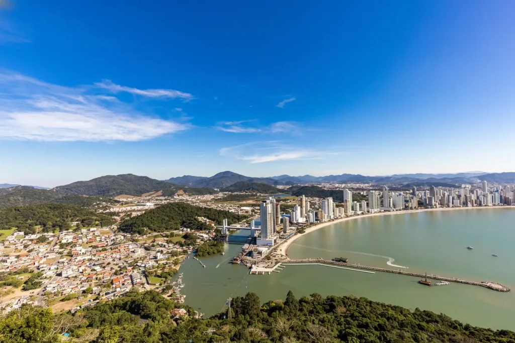 O Parque Unipraias é um complexo turístico que conecta a praia Central à praia de Laranjeiras por meio de modernos bondinhos aéreos, em um trajeto com paisagens incríveis.
