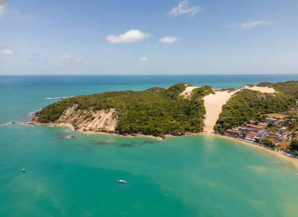 O Natal no Brasil pode não ter neve, mas tem areia, praia e sol em Natal no Rio Grande do Norte.