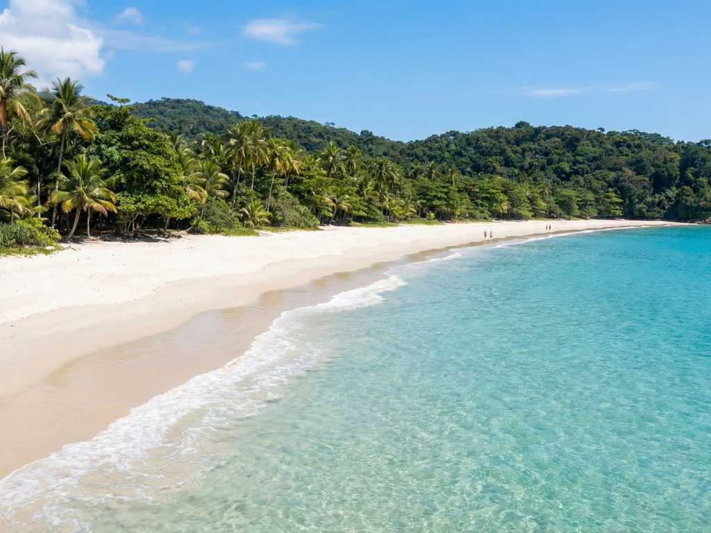 Saber o que fazer na Ilha Grande, no Rio de Janeiro, é encontrar com uma das praias mais bonitas: a Lopes Mendes.