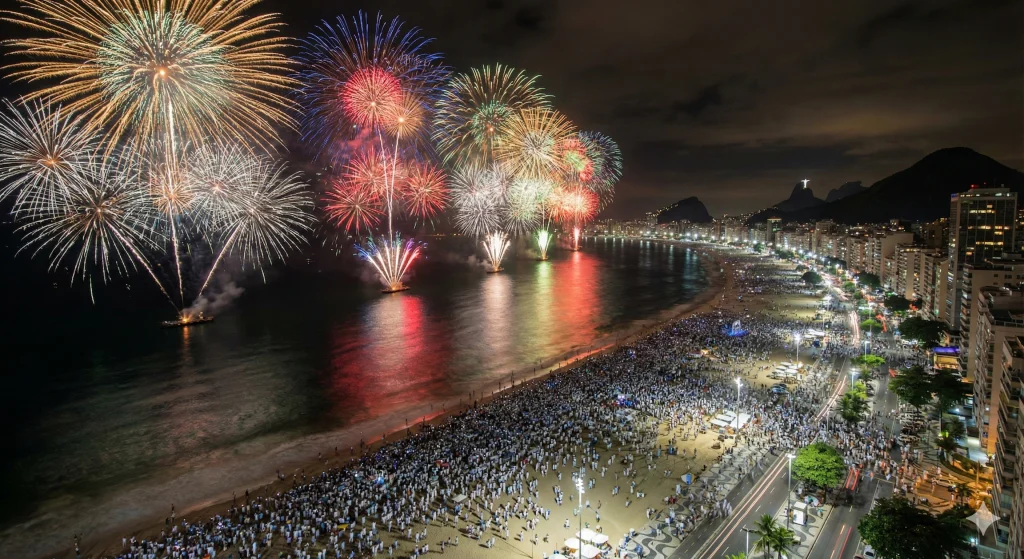 Espetacular queima de fogos na Praia de Copacabana, Rio de Janeiro, o destino mais famoso para viagem de Réveillon no Brasil.