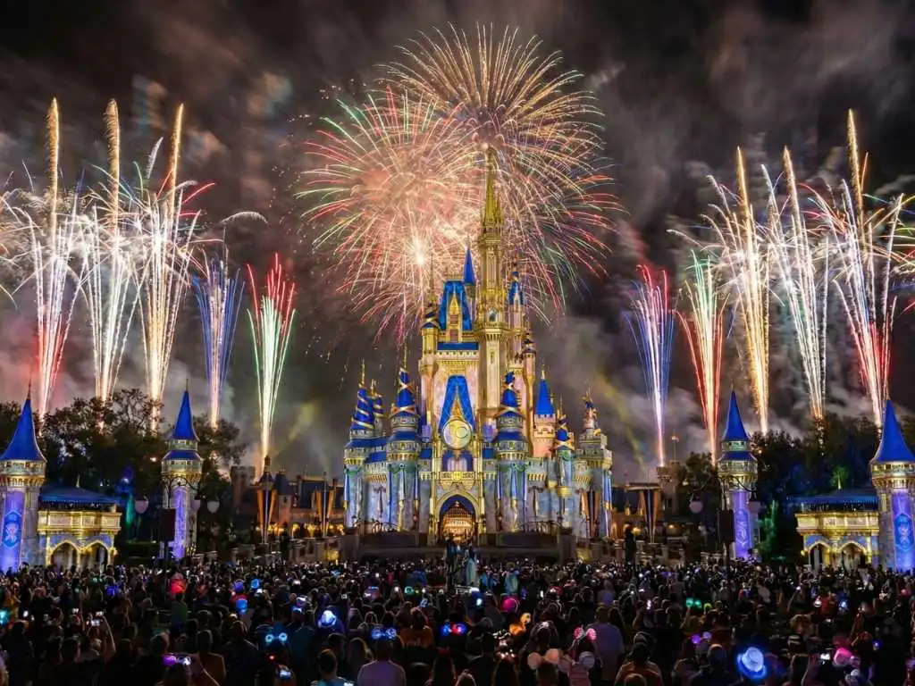 Show de fogos de artifício no Castelo da Cinderela durante o Réveillon na Disney Orlando.