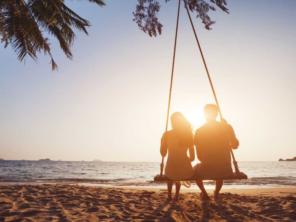 O ritual do fim de tarde: ver o sol se pôr na água na Ponta do Mutá é o encerramento perfeito para o seu dia.