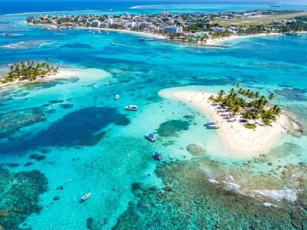 Para quem busca praias paradisíacas e o famoso "mar de sete cores", San Andrés é o destino ideal na sua viagem para a Colômbia.