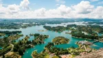 O bate-volta saindo de Medellín para subir a Piedra del Peñol oferece uma das vistas mais surreais que você encontrará na sua viagem para a Colômbia.