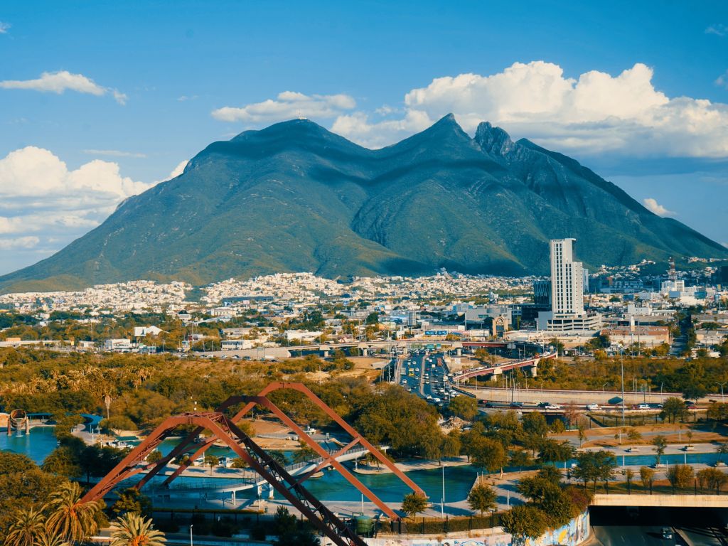 Uma vista monumental para um evento gigante. O país inteiro se une em uma só voz para apoiar o México na Copa do Mundo. Que energia!