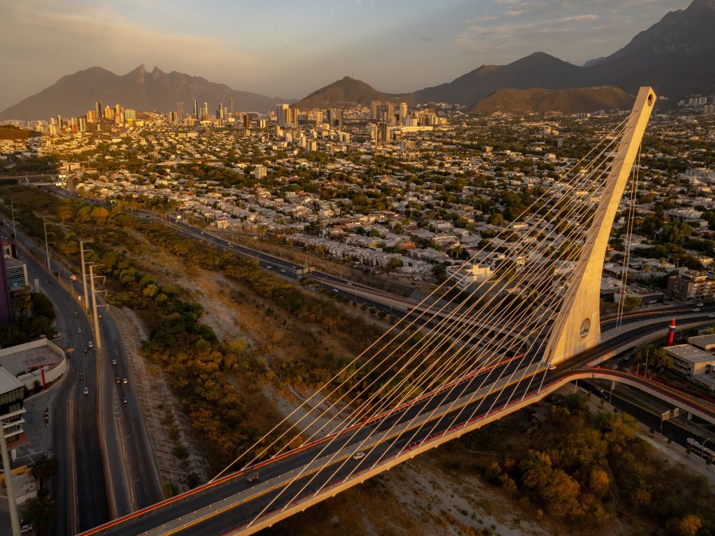 A modernidade da capital também entra no ritmo do futebol. Entre compras e passeios, o pensamento está em um só lugar: no desempenho do México na Copa do Mundo.
