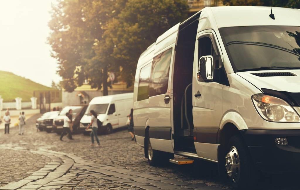 O que é transfer em viagens? Entenda como funciona e garanta sua chegada sem estresse