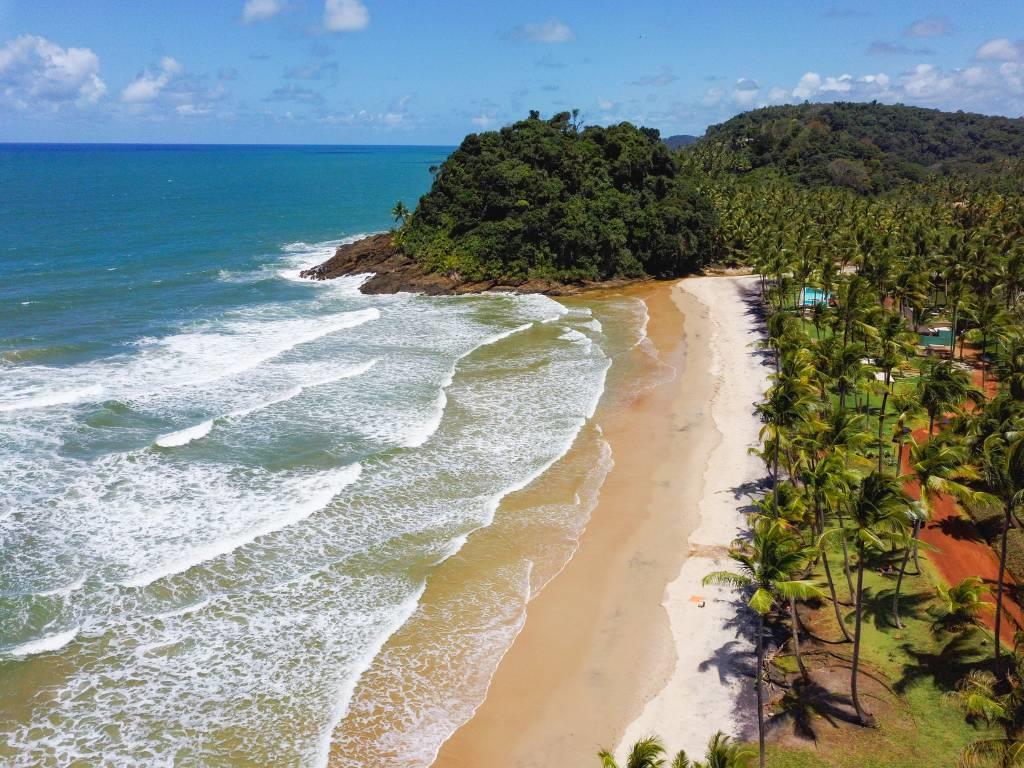 Planeje a sua próxima viagem pelas praias de água quente no Brasil.