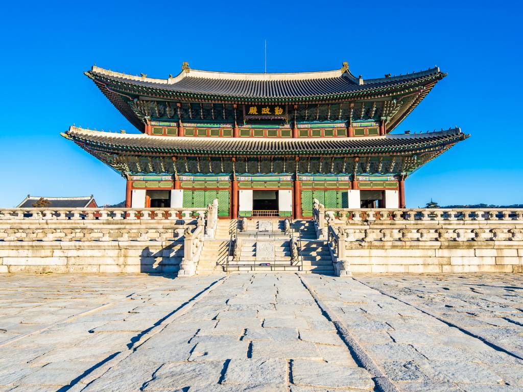 A grandiosidade da arquitetura real coreana é de tirar o fôlego. Explorando os detalhes e a história do Palácio Gyeongbokgung na minha viagem para a Coreia do Sul.