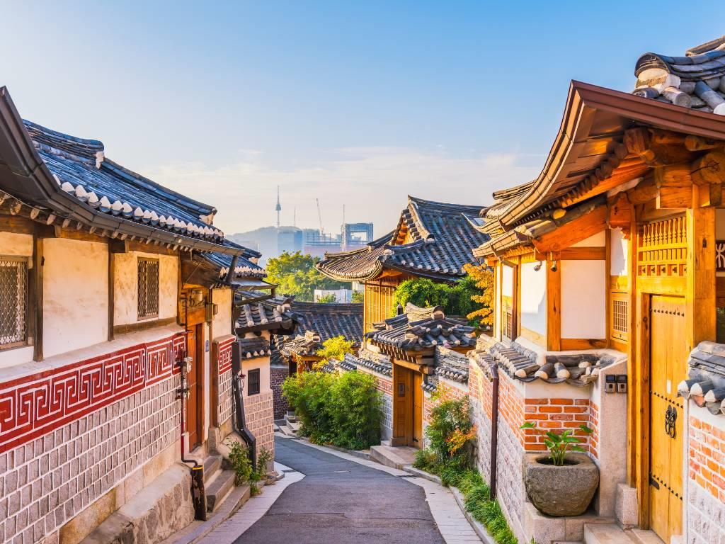 O sol nasce iluminando a tradição na Bukchon Hanok Village. Começando o dia da melhor forma nesta viagem para a Coreia do Sul.