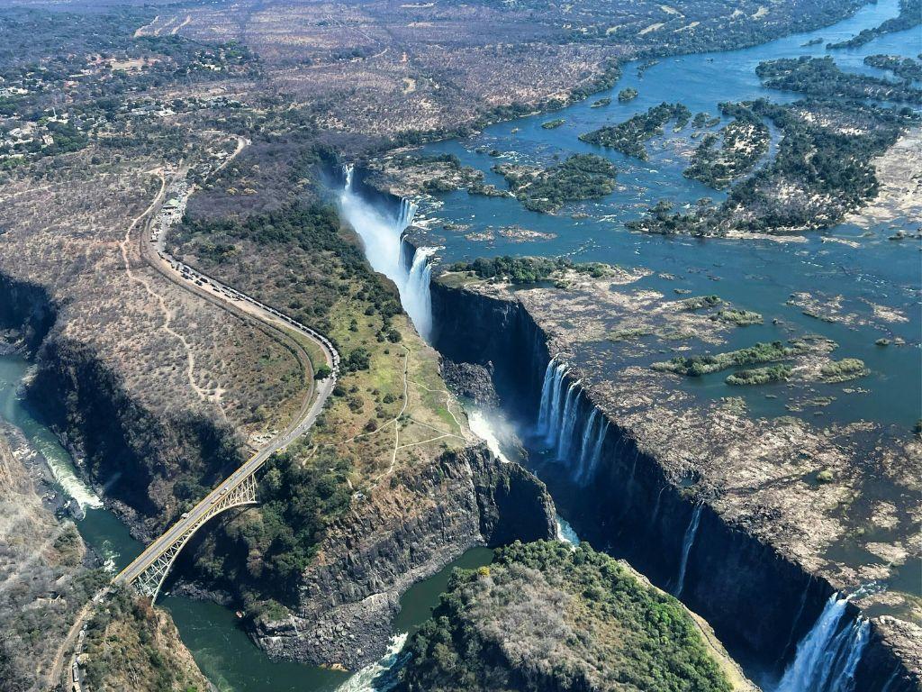Descubra a grandiosidade de Victoria Falls, na África! Saiba qual lado visitar (Zâmbia ou Zimbábue), o que fazer e planeje sua viagem com a CVC.