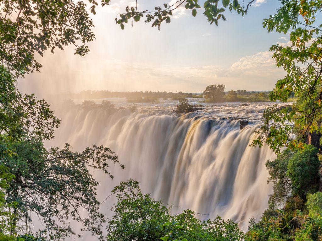 Descubra a grandiosidade de Victoria Falls, na África! Saiba qual lado visitar (Zâmbia ou Zimbábue), o que fazer e planeje sua viagem com a CVC.