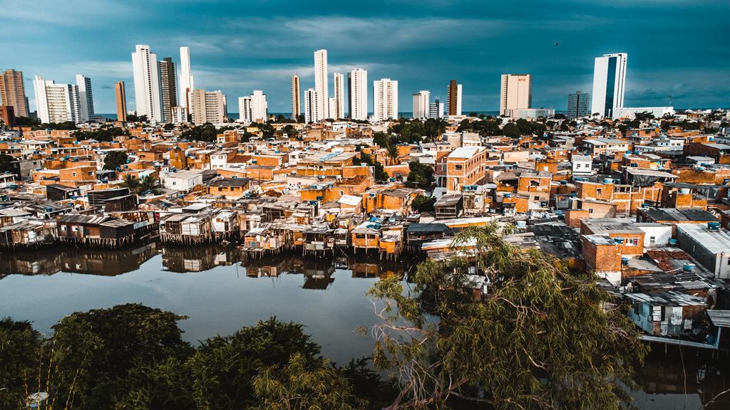 Aproveite a sua viagem para fazer um passeio cultural em Recife e conhecer um pouco sobre a história da região.
