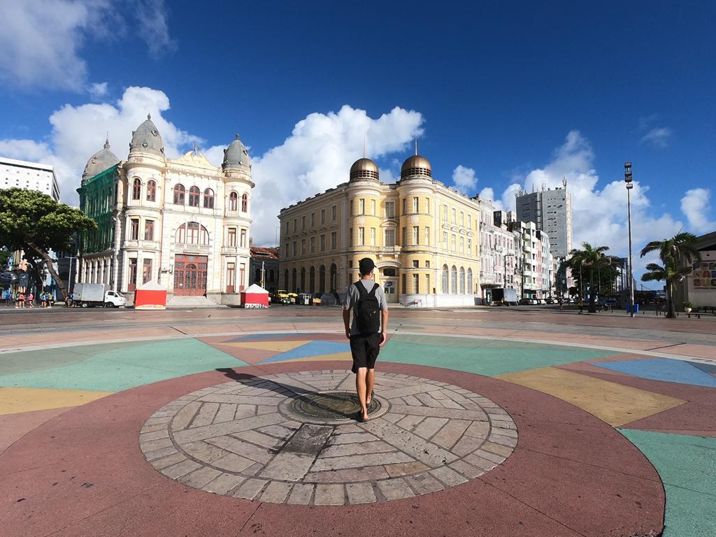 Aproveite a sua viagem para fazer um passeio cultural em Recife e conhecer um pouco sobre a história da região.