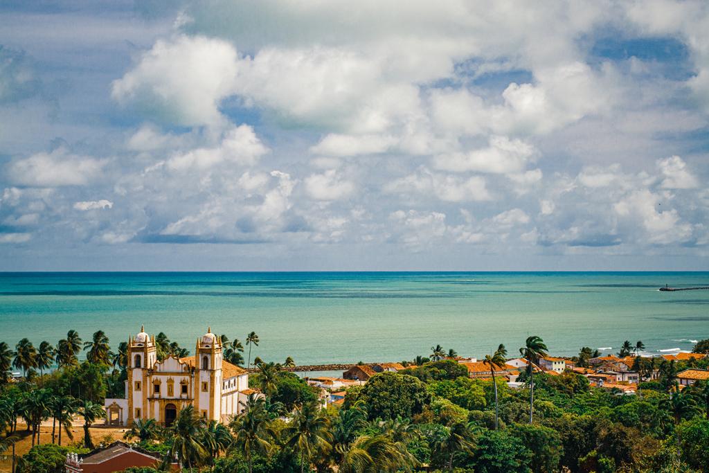 Aproveite a sua viagem para fazer um passeio cultural em Recife e conhecer um pouco sobre a história da região.