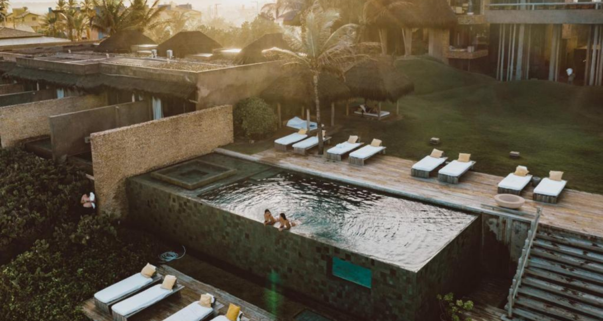 Piscina privativa com vista para o mar