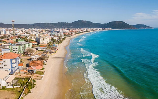 https://www.cvc.com.br/imageproc/image/upload/f_auto,w_600/v1/CVC/lps/Destinos/Florianopolis/shutterstock_1628861917-PraiaIngleses.webp