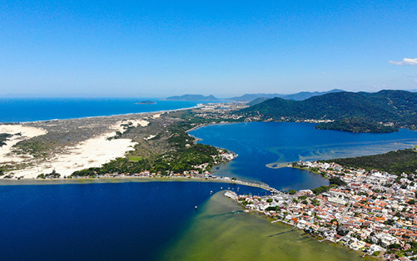 https://www.cvc.com.br/imageproc/image/upload/f_auto,w_600/v1/CVC/lps/Destinos/Florianopolis/shutterstock_1983053003-LagoaConceicao.jpg