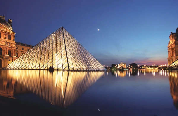 https://www.cvc.com.br/imageproc/image/upload/f_auto,w_600/v1783366342/CVC/destinos/internacional/Franca/Paris.Louvre_nocturna_2.webp