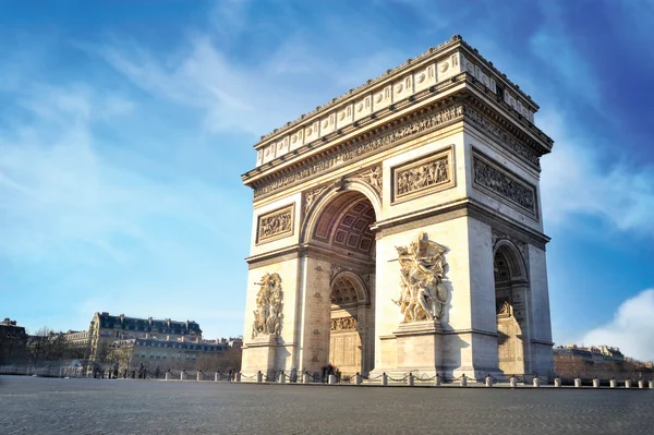 https://www.cvc.com.br/imageproc/image/upload/f_auto,w_600/v1783366345/CVC/destinos/internacional/Franca/Fran%C3%A7a_Paris_Arco_shutterstock_95806012.webp