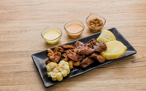 https://www.cvc.com.br/imageproc/image/upload/v1730835346/CVC/lps/passagens_aereas/internacionais/Peru/Lima/3_-_anticucho-peruvian-traditional-food-appetizer-per-2023-11-27-04-54-44-utc.jpg