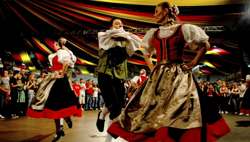 Oktoberfest com Balneário Camboriú - 4 dias Transporte rodoviário,hospedagem e passeios. 06/10/2013 Oktoberfest com Balneário Camboriú - 4 dias