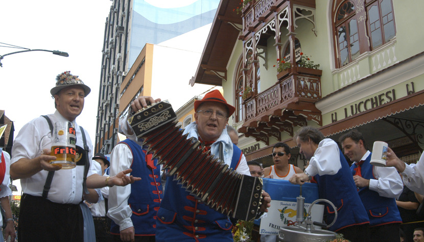 Oktoberfest com Balneário Camboriú - 5 dias Passagem aérea, traslado, hospedagem e passeios. Saída 06/10/2013 Oktoberfest com Balneário Camboriú - 5 dias