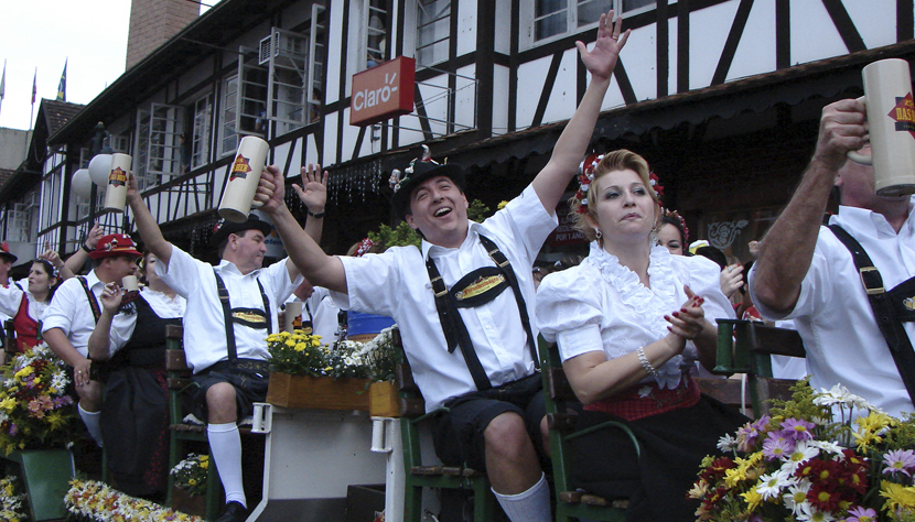 Oktoberfest Blumenau - 4 dias Passagem aérea, traslado, hospedagem e passeio. Saída 03/10/2013 Oktoberfest Blumenau - 4 dias