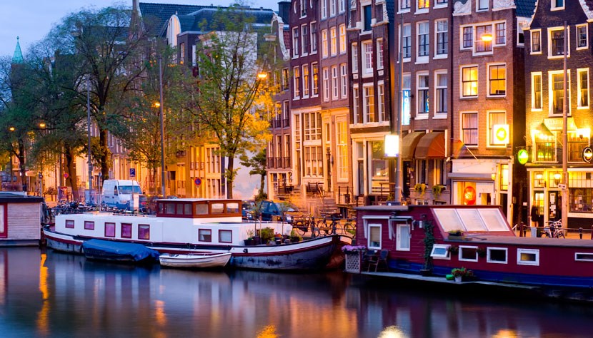 Passeio de barco é tradição em Amsterdã