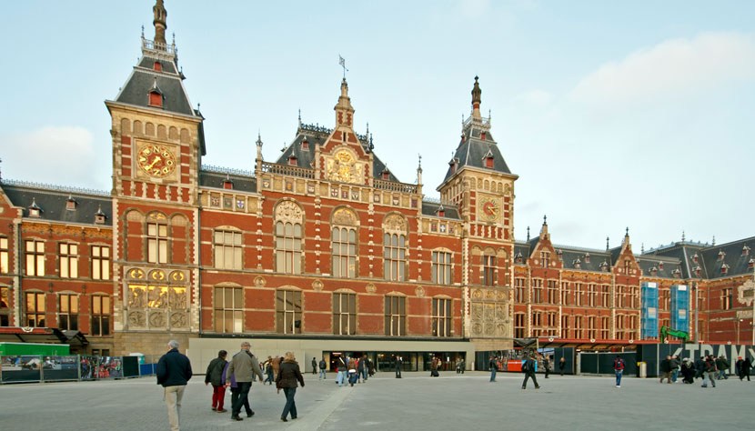 Canais e pontes são marcas de Amsterdã